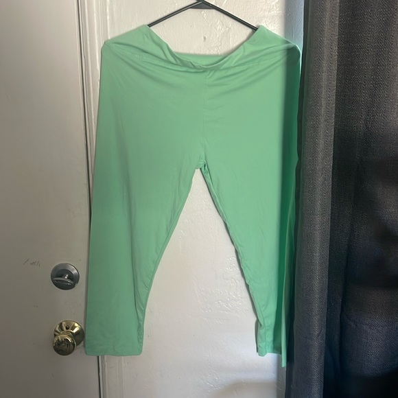 Capri Leggings by Leggings Depot plus size - Picture 1 of 3